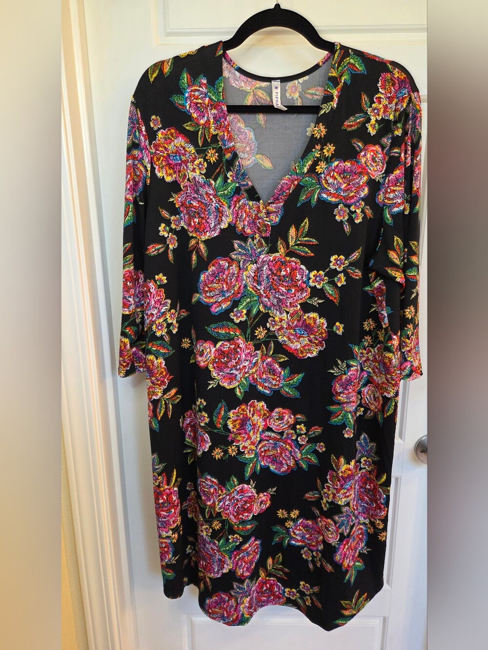 Piphany Women's XL Black Floral V-Neck Shift Dress